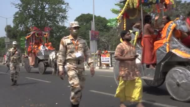 우타라칸드의 하리드와 2021 사프란 복장을 힌두교 신자들 이장식된 차량에 갠지스 — 비디오