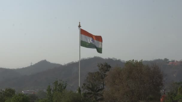 インドの国旗 インドサフランの三色旗 インドの白と緑 ネイビーブルーのアショカチャクラ インドのウッタラーカンド州ハリド戦争を背景にヒマラヤの山々と共に高く空を飛ぶ — ストック動画