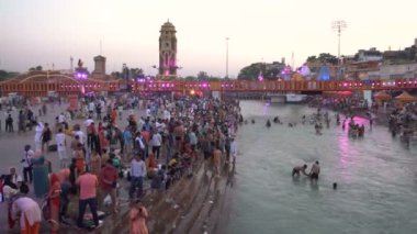 Haridwar, Uttarakhand, Hindistan-10 Nisan 2021: Ganj 'ın Har Ki Pauri ghatında yıkanan Hindu dindarlar. Kumbh Mela, Azizler ve müritleri ya da hayırlı bir günde yıkanan Akhadas Shahi Snan..