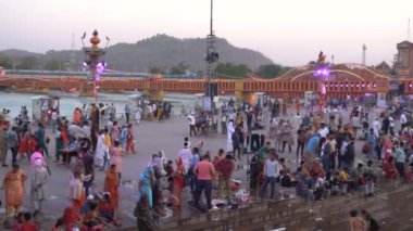 Haridwar, Uttarakhand, Hindistan-10 Nisan 2021: Ganj 'ın Har Ki Pauri ghatında yıkanan Hindu dindarlar. Kumbh Mela, Azizler ve müritleri ya da hayırlı bir günde yıkanan Akhadas Shahi Snan..