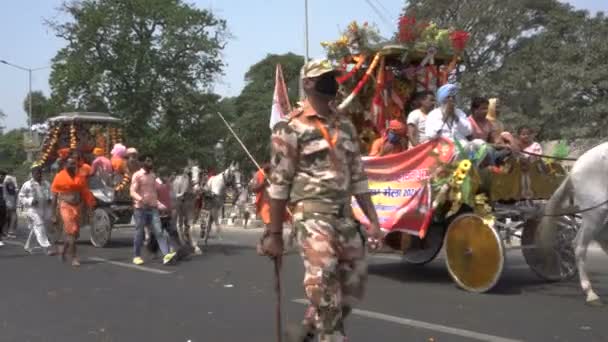 Haridwar Uttarakhand Indien April 2021 Hindu Anhänger Hellen Safrankleidern Geschmückten — Stockvideo