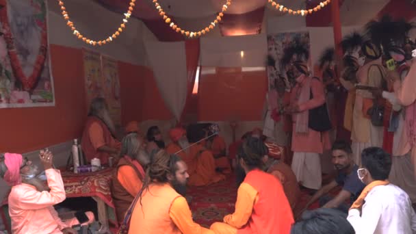 2021年4月10日インド ウッタラーカンド州ハリド戦争2021年4月10日ヒンドゥ教徒のサドゥーは 宗教目的のサンプラダーヤ修道院の練習場であるアクハラまたはアハダの楽器で宗教曲を歌う — ストック動画
