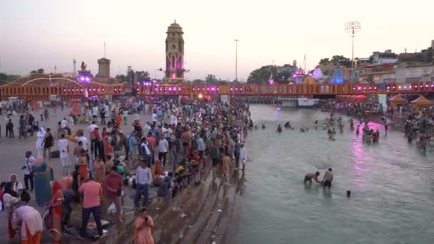 Haridwar Uttarakhand India 10Th April 2021 Hindu Devotees Bathing Har — Stock Video