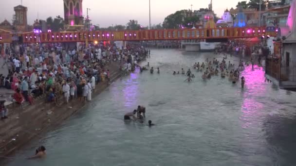 2021年4月10日インド ウッタラーカンド州ハリド戦争2021年4月10日 ヒンズー教徒は ガンジス川のハル パウリ ガートで入浴することに専念しています 縁起の良い日には クンブ メラや聖人 弟子たちやアクハダスの入浴 — ストック動画