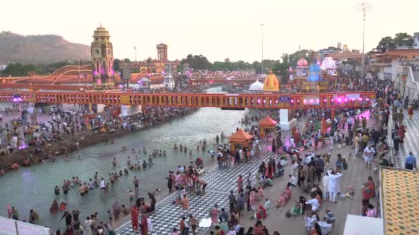 Haridwar Uttarakhand Índia Abril 2021 Devotos Hindus Que Tomam Banho — Vídeo de Stock