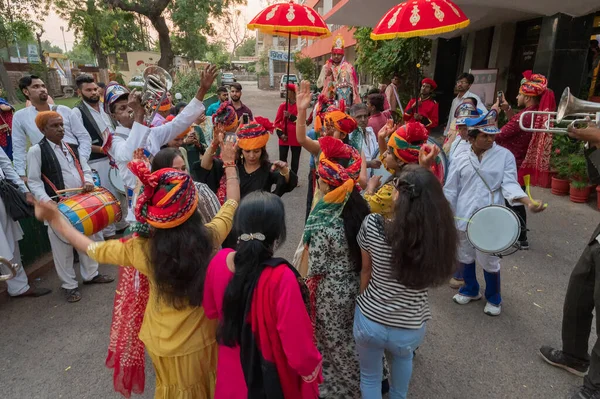 Jodhpur Rajasthan Indie 2019 Baraat Panie Turbanami Ślubnymi Tańczące Joy — Zdjęcie stockowe