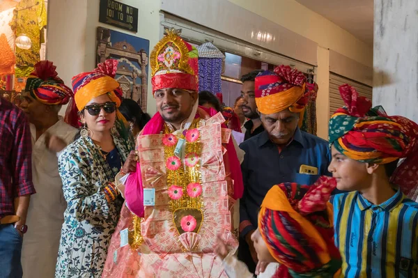 Jodhpur Rajasthan Indien 2019 Bräutigam Lächelt Trägt Geldgirlanden Für Baraat — Stockfoto