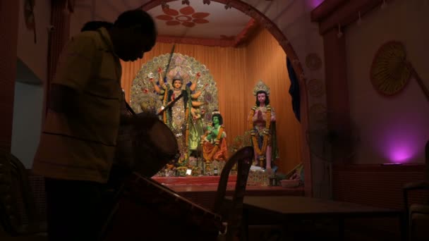 ハウラー 西ベンガル州 インド 2022年10月3日 ダーキスはダーガ女神を崇拝するためにダークを再生します 神聖なドゥルガの儀式 ヒンズー教最大の祭り ドゥルガ女神のための装飾されたパンダル — ストック動画