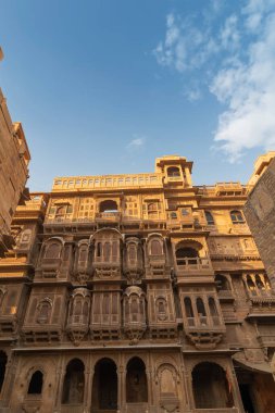 Jaisalmer, Rajasthan, Hindistan - 16 Ekim 2019: Patwon Ki Haveli, Brocade Tüccarları Malikanesi, zengin Guman Chand Patwa 'nın tüttürdüğü beş büyük havan kümesi, en büyük haveli, özel konak.