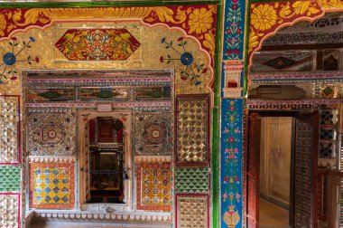 Jaisalmer, Rajasthan, Hindistan - 16 Ekim 2019: Jaisalmer 'deki en büyük haveli olan Brocade Tüccarları Konağı Patwon Ki Haveli Tapınağı' nın güzel iç mekanı. Özel bir malikane.