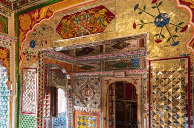 Jaisalmer, Rajasthan, Hindistan - 16 Ekim 2019: Jaisalmer 'deki en büyük haveli olan Brocade Tüccarları Konağı Patwon Ki Haveli Tapınağı' nın güzel iç mekanı. Özel bir malikane.