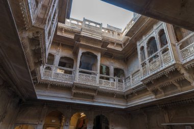 Jaisalmer, Rajasthan, Hindistan - 16 Ekim 2019: Patwon Ki Haveli 'li Jharokhas, Brocade Tüccarları Konağı olarak da bilinir. Beş büyük havel kümesi. Ünlü turistik yer..