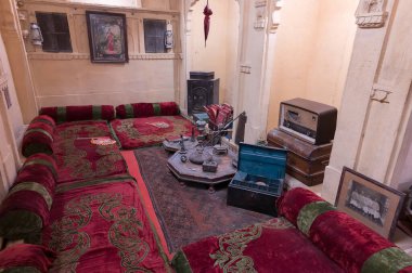 Jaisalmer, Rajasthan, Hindistan - 16 Ekim 2019: Radyo, nargile, kasa vb. Brocade Tüccarları Konağı olarak da bilinen Patwon Ki Haveli 'nin oturma odasında. Beş büyük havan kümesi..