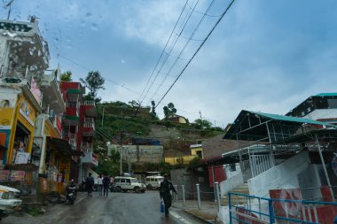 Pauri, Garhwal, Uttrakhand, Hindistan - 3 Kasım 2018: Pauri sokaklarında muson. Himalayalar dağlarındaki işlek bir kasabanın yağmurlu sokak görüntüsü. İklim değişikliği, Himalayaların bulutlu gökyüzü.
