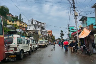 Pauri, Garhwal, Uttrakhand, Hindistan - 3 Kasım 2018: Pauri sokaklarında muson. Himalayalar dağlarındaki işlek bir kasabanın yağmurlu sokak görüntüsü. İklim değişikliği, Himalayaların bulutlu gökyüzü.