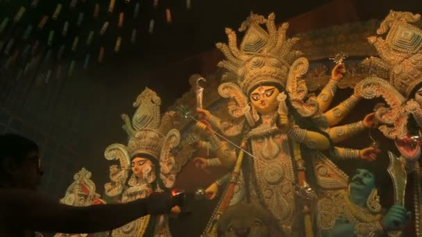 ハウラー 西ベンガル州 インド 2022年10月3日 ヒンズー教の聖職者は神聖な準備と礼拝室で女神ドゥルガを崇拝しています アシュタミの法会 アーラティ 神聖なドゥルガの儀式 ヒンズー教の祭り — ストック動画