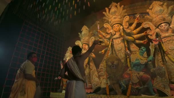 ハウラー 西ベンガル州 インド 2022年10月3日 ヒンズー教の聖職者は神聖な準備と礼拝室で女神ドゥルガを崇拝しています アシュタミの法会 アーラティ 神聖なドゥルガの儀式 ヒンズー教の祭り — ストック動画