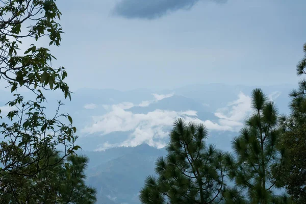 Weiße Wolken Über Fernen Himalaya Bergen Monsunlandschaft Himalaya Garhwal Uttarakhand — Stockfoto