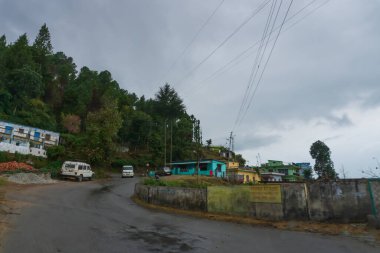 Pauri, Garhwal, Uttrakhand, Hindistan - 3 Kasım 2018: Pauri tepelerinde muson yağmurları. Himalayalar dağlarındaki işlek bir kasabanın yağmurlu sokak görüntüsü. Himalayalar üzerinde iklim değişikliği etkisi.