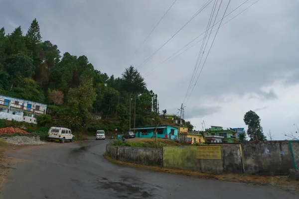 2018年11月3日 インド ウットラカンド州パウリの丘陵地帯にモンスーンが誕生 ヒマラヤの山々に忙しい町の雨の通りのイメージ ヒマラヤの気候変動の影響 — ストック写真