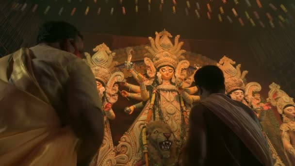 インド西ベンガル ハウラー2022年10月3日 ヒンドゥー教の司祭が白い円錐殻で女神デュルガを崇拝しています アシュタミ パジャ アナラティ 神聖なデュルガ プジャの儀式 ヒンドゥー教のフェティバル — ストック動画