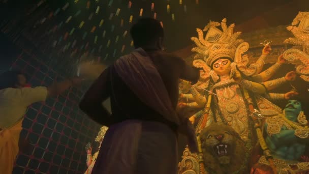 ウェストベンガル インド ハウラー2022年10月3日 ヒンドゥー教の司祭がドゥルガ女神を崇拝し ドゥルガとチャモルを崇拝しています アシュタミ パジャ アナラティ 神聖なデュルガ プジャの儀式 — ストック動画