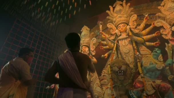 インド西ベンガル ハウラー2022年10月3日 ヒンドゥー教の司祭が白い円錐殻で女神デュルガを崇拝しています アシュタミ パジャ アナラティ 神聖なデュルガ プジャの儀式 ヒンドゥー教のフェティバル — ストック動画