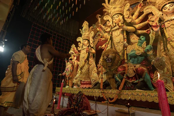 ハウラー 西ベンガル州 インド 2022年10月3日 ヒンズー教の聖職者は パンチャプラプとシャモアで女神ドゥルガを崇拝しています アシュタミの法会 アーラティ 神聖なドゥルガの儀式 ヒンズー教の祭り — ストック写真