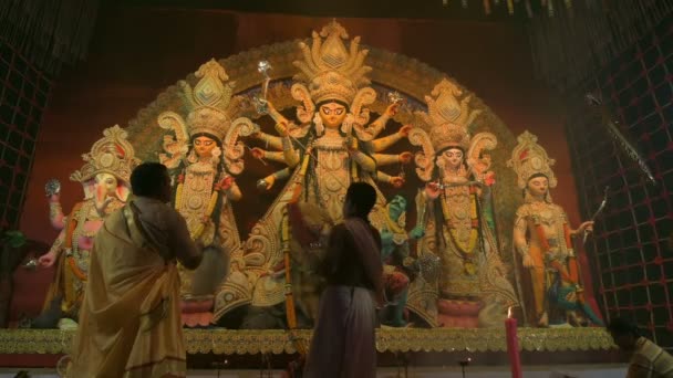 ウェストベンガル インド 2022年10月3日 ヒンドゥー教の司祭は 伝統的なベンガル女性のドレスシャリと女神デュルガを崇拝しています アシュタミ パジャ アナラティ ドゥルガ パジャの儀式 — ストック動画