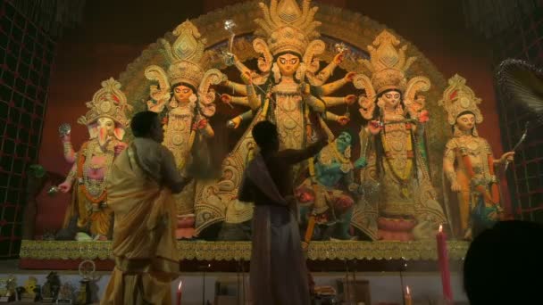 하우라 웨스트 2022년 10월 힌두교 사제들은 전통적인 드레스와 Durga를 숭배합니다 — 비디오