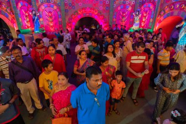 Howrah, Batı Bengal, Hindistan - 3 Ekim 2022: Hindu dindarlar, puja pandalının içinde Ashtami puja aarati için tanrıça Durga 'ya dua etmek üzere bir araya geldiler. Kutsal Durga Puja Ayini Hinduizm Festivali, gece.