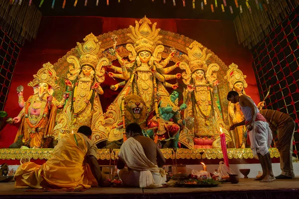 インド西ベンガル州ハウラー 2022年10月3日 ヒンドゥー教の司祭がアシュタミ パジャ アララティのためのピュジャ インジェントで女神デュルガを崇拝する準備をしている ヒンドゥー教の神聖なデュルガプジャ儀式 — ストック写真
