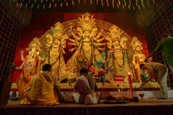 インド西ベンガル州ハウラー 2022年10月3日 ヒンドゥー教の司祭がアシュタミ パジャ アララティのためのピュジャ インジェントで女神デュルガを崇拝する準備をしている ヒンドゥー教の神聖なデュルガプジャ儀式 — ストック写真