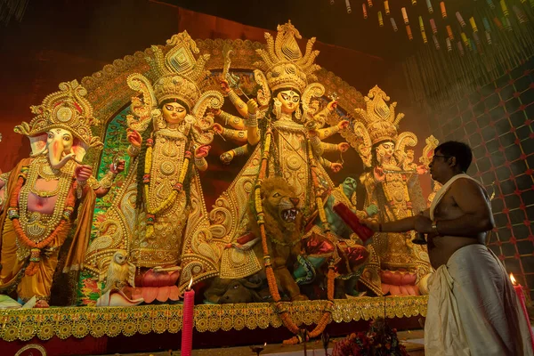 インド西ベンガル州ハウラー2022年10月3日 ヒンドゥー教の司祭は 伝統的な薄くて粗い綿タオルで女神デュルガを崇拝しています アシュタミ パジャ アナラティ 神聖なドゥルガ パジャの儀式 — ストック写真