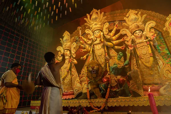 インド西ベンガル ハウラー2022年10月3日 ヒンドゥー教の司祭は コンチシェルで女神デュルガを崇拝しています アシュタミ パジャ アララティ 夜に行われるヒンドゥー教の神聖なデュルガ パジャの儀式祭 — ストック写真