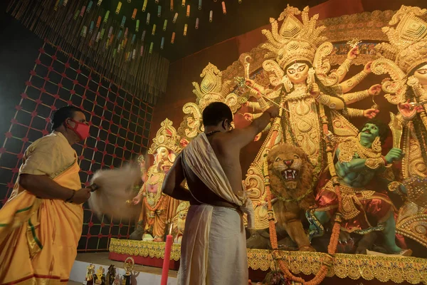 インド西ベンガル ハウラー2022年10月3日 ヒンドゥー教の司祭は コンチシェルで女神デュルガを崇拝しています アシュタミ パジャ アララティ 夜に行われるヒンドゥー教の神聖なデュルガ パジャの儀式祭 — ストック写真