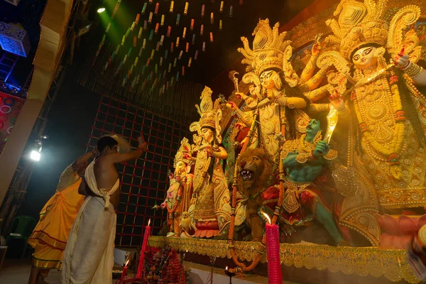 ウェストベンガル インド 2022年10月3日 女神が彼女のドレスを見ることができるように 女神デュルガを鏡で崇拝するヒンドゥー教の司祭 アシュタミ パジャ アララティ ヒンドゥー教のドゥルガ パジャの儀式祭 — ストック写真