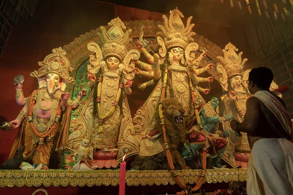 하우라 웨스트 2022년 10월 힌두교 사제들은 전통적인 드레스와 Durga를 숭배합니다 — 스톡 사진