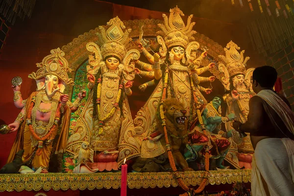 하우라 웨스트 2022년 10월 힌두교 사제들은 전통적인 드레스와 Durga를 숭배합니다 — 스톡 사진