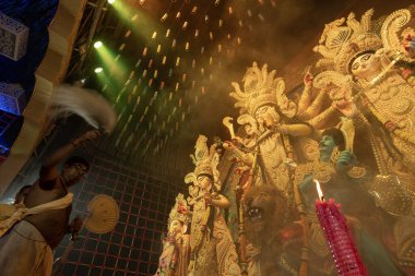 Howrah, Batı Bengal, Hindistan - 3 Ekim 2022: Hindu Rahip 'in tanrıça Durga' ya tapması, sinek çırpma fanı. Ashtami puja aarati - Durga Puja ritüeli - Hinduizm festivali.