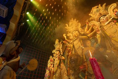 Howrah, Batı Bengal, Hindistan - 3 Ekim 2022: Hindu Rahip 'in tanrıça Durga' ya tapması, sinek çırpma fanı. Ashtami puja aarati - Durga Puja ritüeli - Hinduizm festivali.