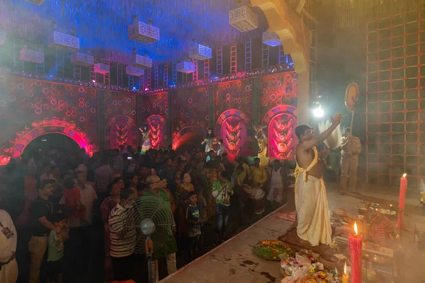インド西ベンガル 2022年10月3日 ヒンドゥー ベンガルは女神を崇拝しながら女神デュルガに祈りを捧げている アシュタミ パジャ アララティ ヒンドゥー教の神聖なドゥルガ パジャの儀式祭 — ストック写真