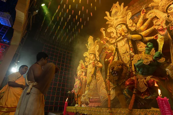 하우라 웨스트 2022년 10월 힌두교 사제는 Durga를 숭배하고 위스키 날아갑니다 — 스톡 사진