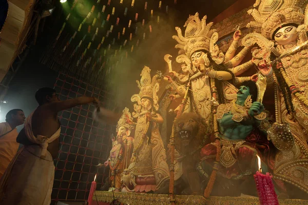 하우라 웨스트 2022년 10월 힌두교 사제는 Durga를 숭배하고 위스키 날아갑니다 — 스톡 사진