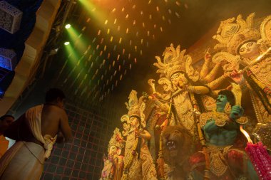 Howrah, Batı Bengal, Hindistan - 3 Ekim 2022: Hindu Rahibi Tanrıça Durga 'ya tapıyor. Ashtami puja aarati - Durga Puja ritüeli - Hinduizm festivali gece pandalında gerçekleştiriliyor.