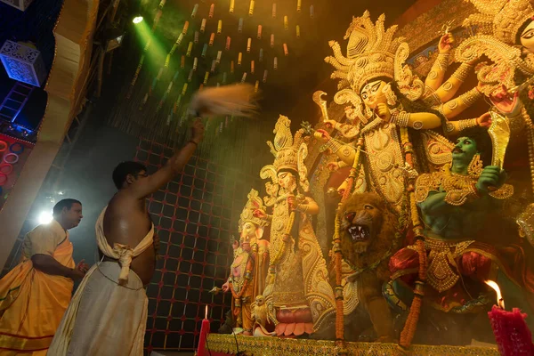 ウェストベンガル インド ハウラー2022年10月3日 ヒンドゥー教の司祭が女神デュルガをシャモルで崇拝し フライ ウィスキー ファン 夜のアシュタミ パジャ アララティ — ストック写真