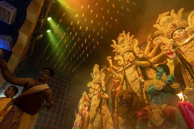 Howrah, Batı Bengal, Hindistan - 3 Ekim 2022: Hindu Rahibi Tanrıça Durga 'ya tapıyor. Ashtami puja aarati - Durga Puja ritüeli - Hinduizm festivali gece pandalında gerçekleştiriliyor.