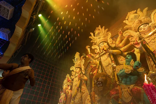 Howrah, Batı Bengal, Hindistan - 3 Ekim 2022: Hindu Rahibi Tanrıça Durga 'ya tapıyor. Ashtami puja aarati - Durga Puja ritüeli - Hinduizm festivali gece pandalında gerçekleştiriliyor.