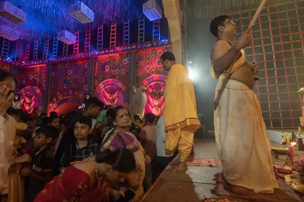 Хаура Западная Бенгалия Индия Октября 2022 Года Индуистский Священник Благословляет — стоковое фото