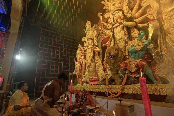 2022年10月3日 印度西孟加拉邦 Howrah 印度教牧师双手交叉地祈祷和崇拜女神Durga 跪在地上 Puja Pandal Durga Puja是Unesco的非物质文化遗产 — 图库照片